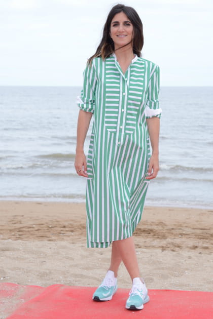 Géraldine Nakache en robe rayée et baskets