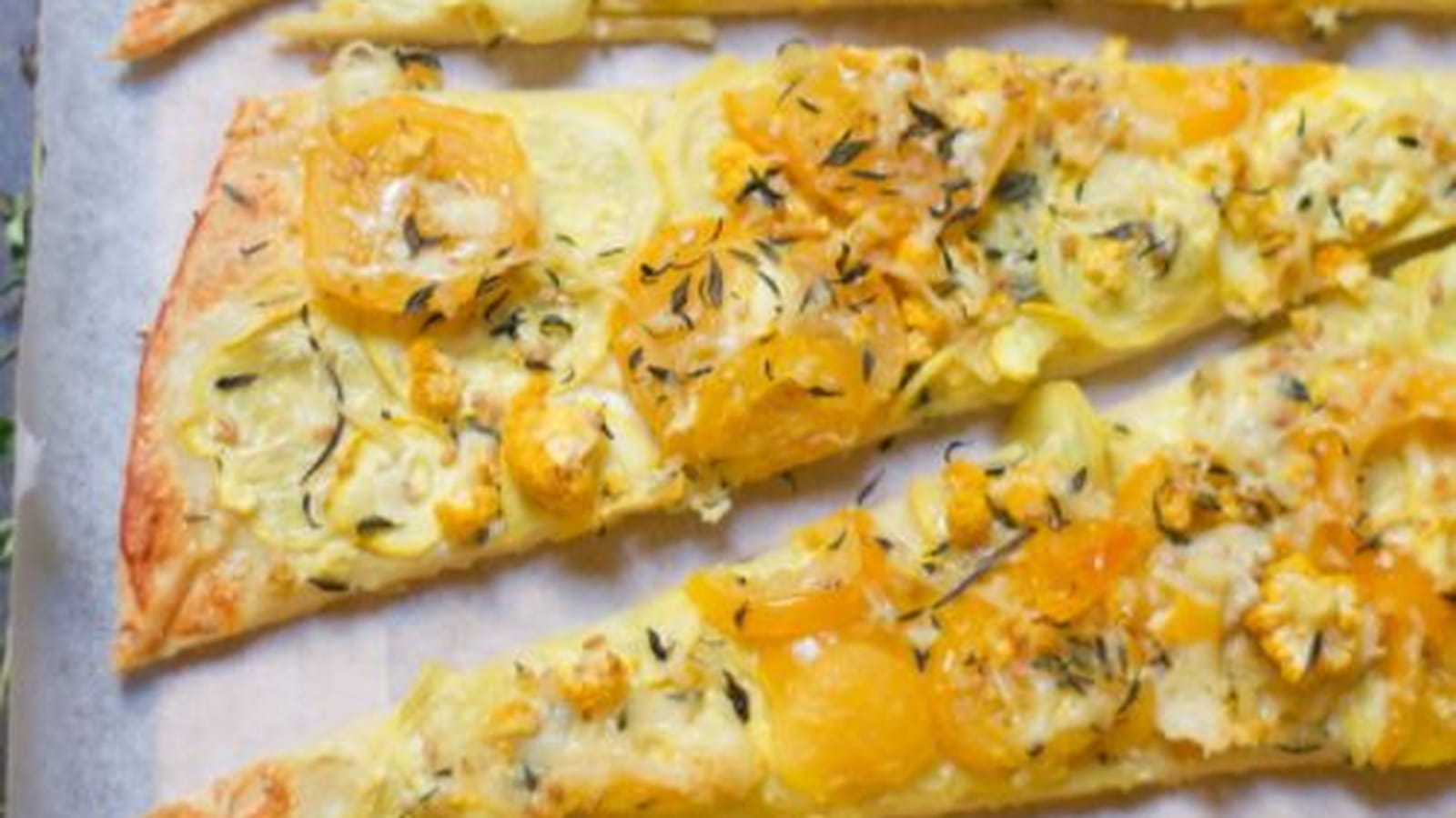 Pizza jaune aux tomates, courgettes et chou-fleur