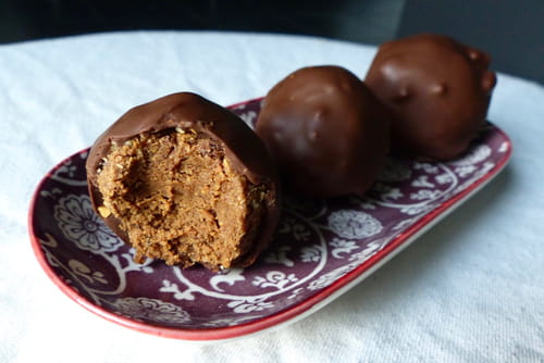 Chocolat au lait fourré au praliné façon Rochers praliné