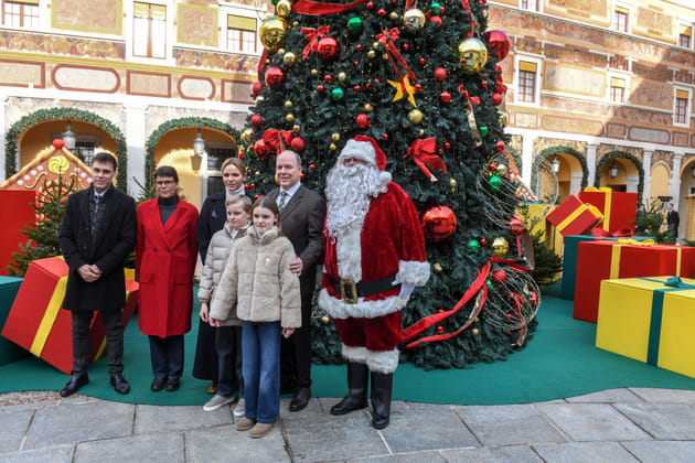 La famille princi&egrave;re de Monaco, r&eacute;unie autour de l'Arbre de No&euml;l