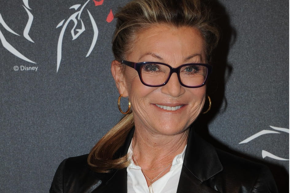 Sheila, efficace avec sa queue-de-cheval basse