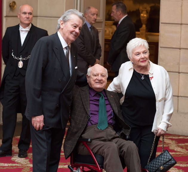 Alain Delon, Pierre Bergé et Line Renaud posent pour les photographes