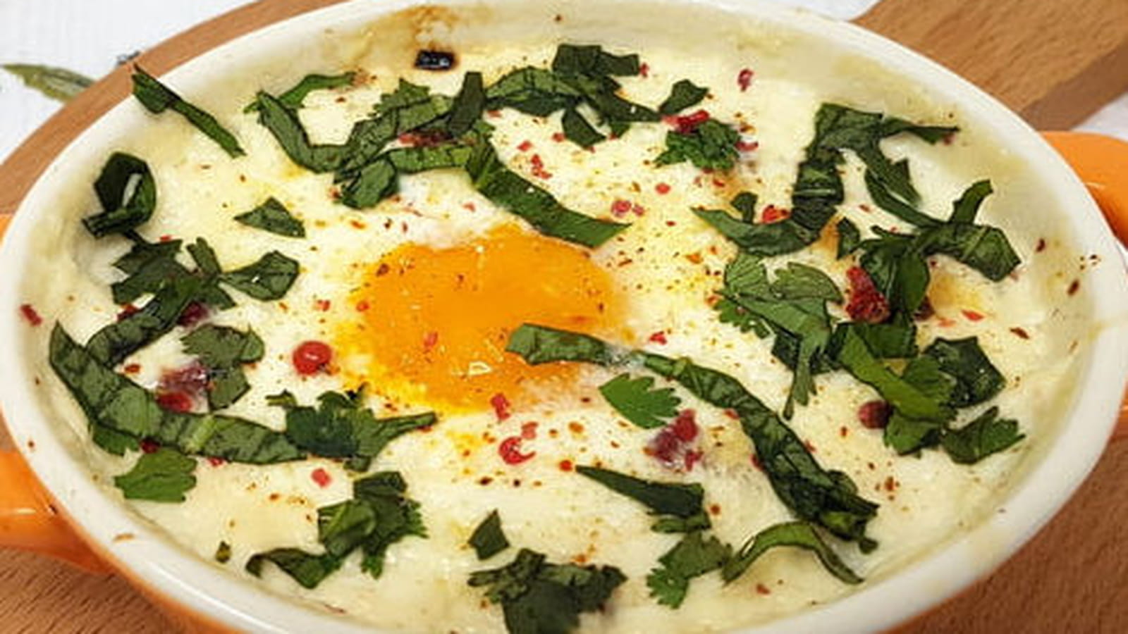 Oeuf cocotte chèvre et échalotes