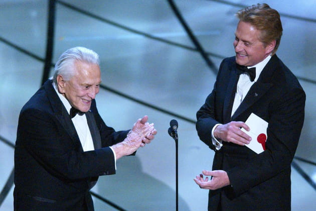 Avec son fils Michael Douglas &agrave; la 75e c&eacute;r&eacute;monie des Oscars, en 2003