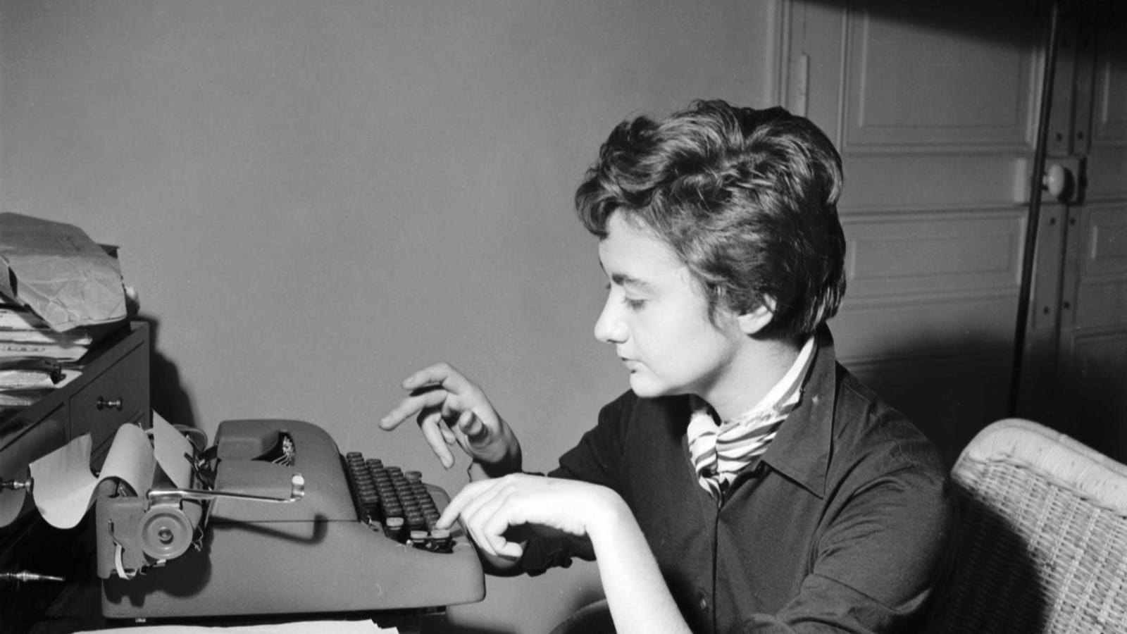 La jeune Sagan et sa machine à écrire - 1950