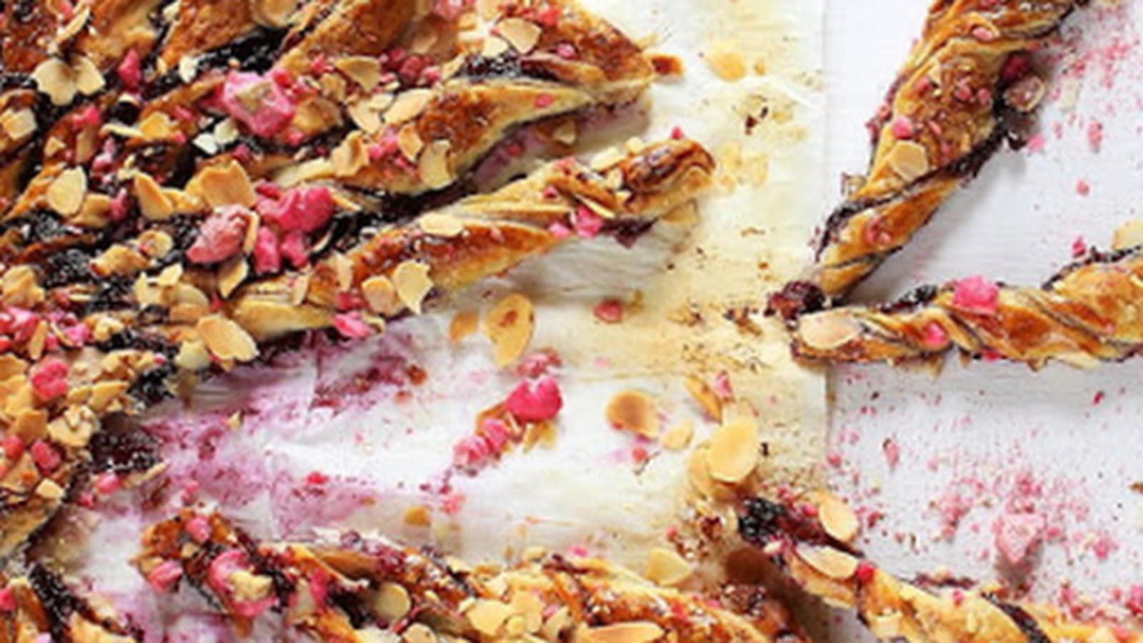 Tarte soleil à la confiture de fraises-myrtilles-cassis, pralines roses et amandes