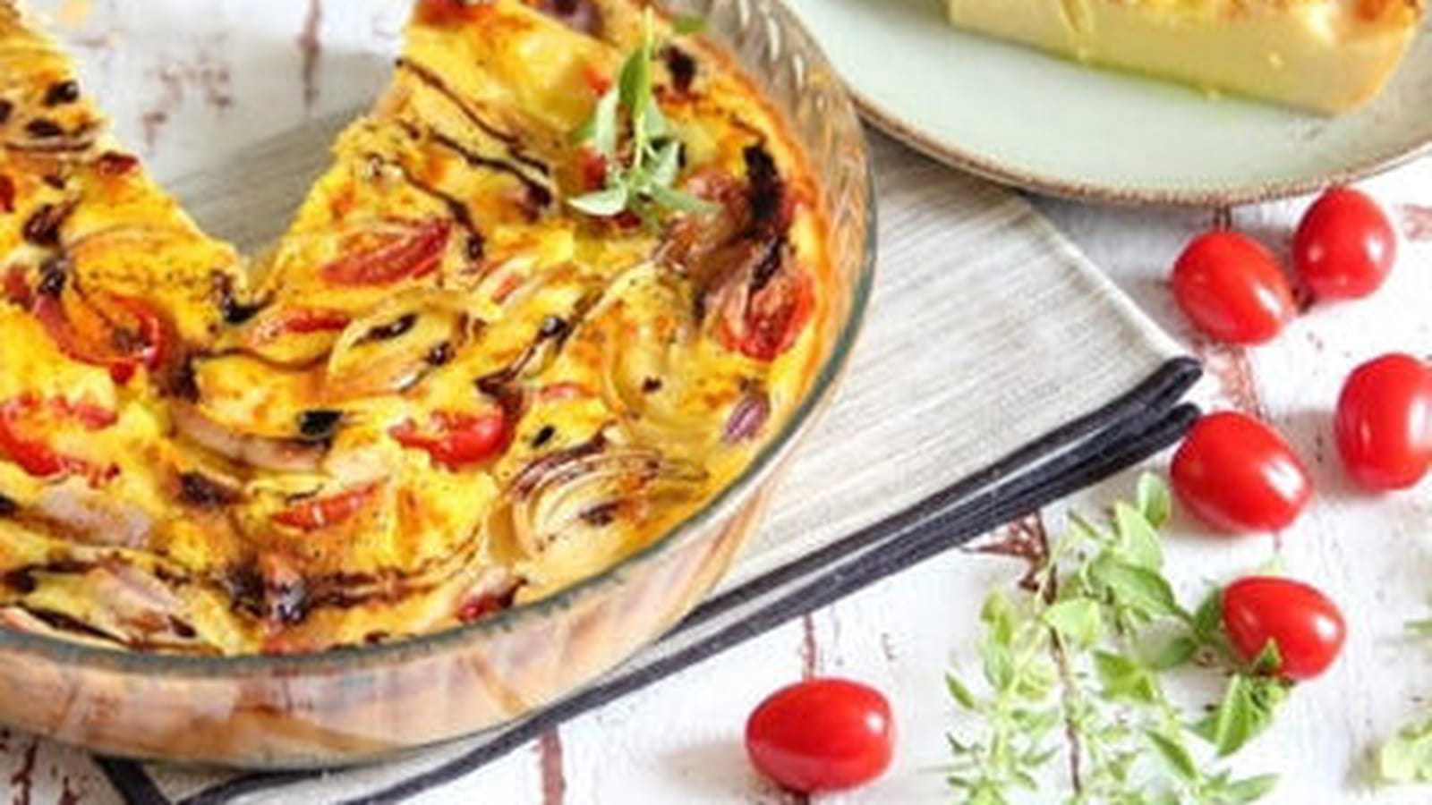 Quiche sans pâte au mascarpone, jambon de Parme, tomates cerise et curcuma