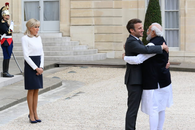 Emmanuel Macron et Narendra Modi s'enlacent &agrave; l'Elys&eacute;e face &agrave; Brigitte Macron, le 4&nbsp;mai