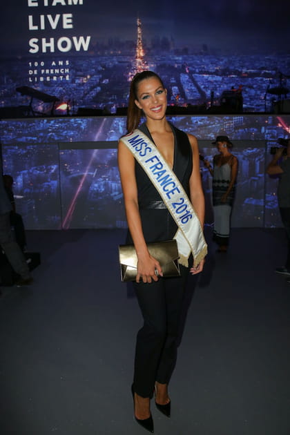 Iris Mittenaere en combinaison sans manches