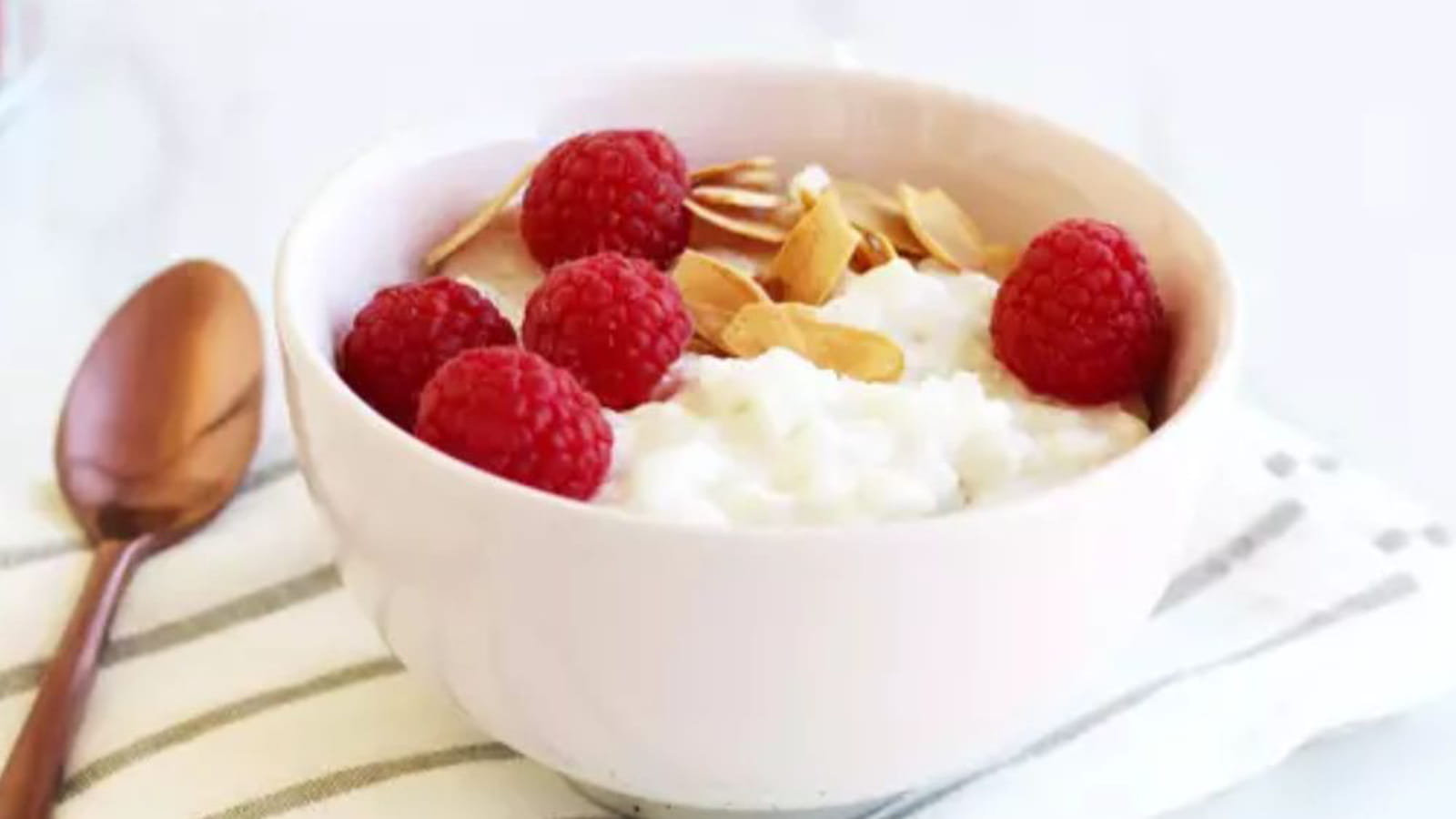 Riz au lait de coco, framboise et amande