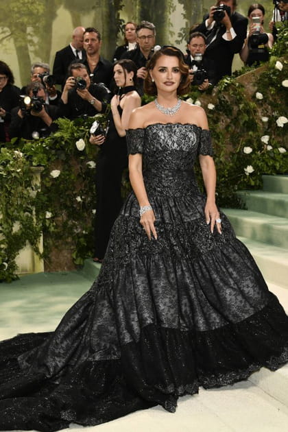 En dentelle noire, Penélope Cruz d&eacute;voile ses &eacute;paules avec raffinement