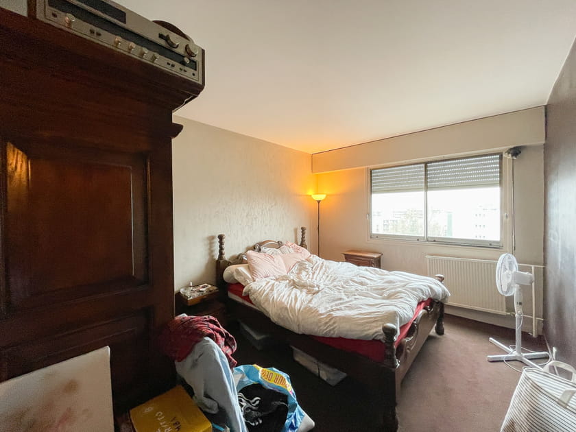 Avant&nbsp;: une chambre surcharg&eacute;e et monotone