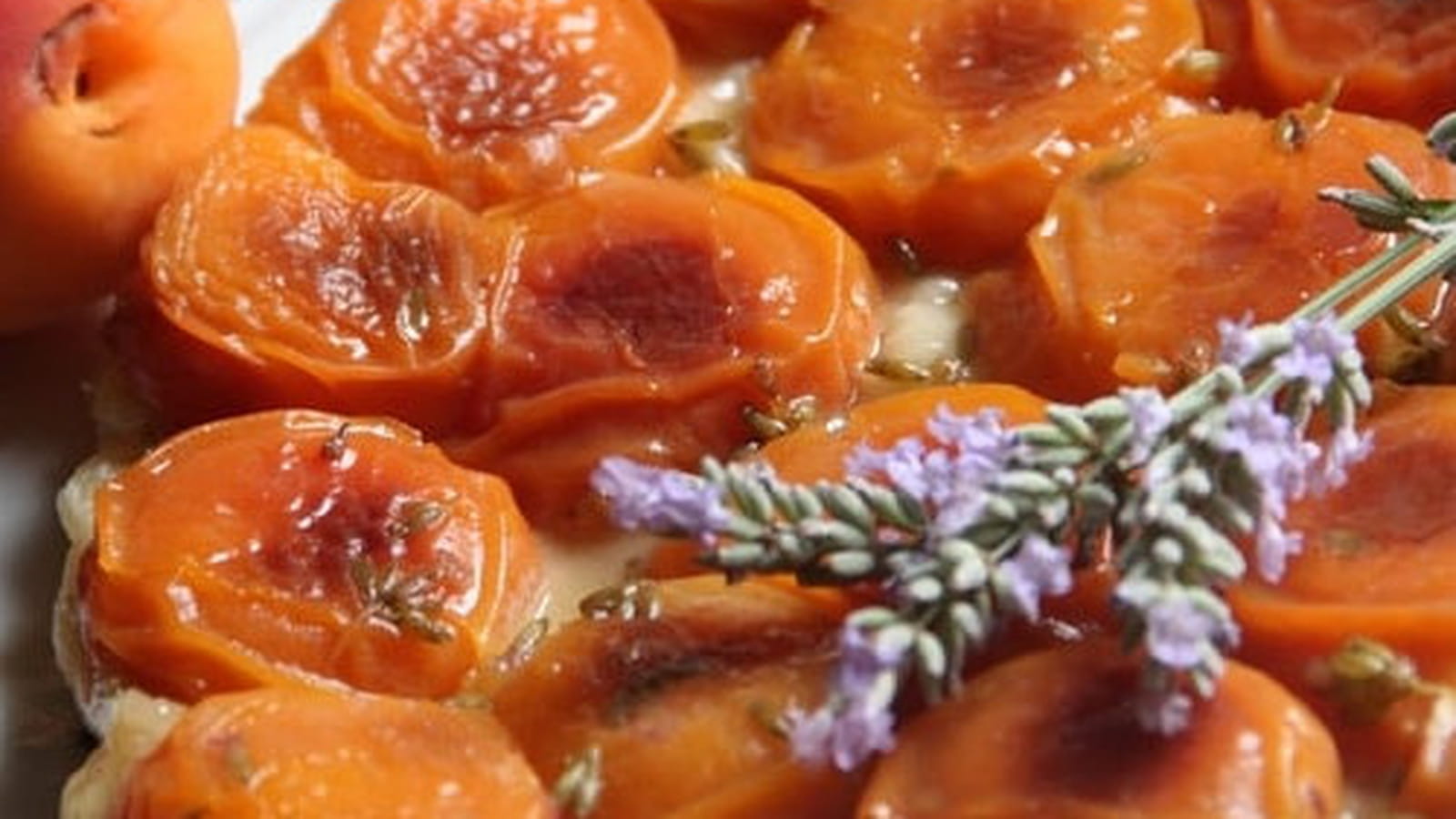 Tatin aux abricots et à la lavande