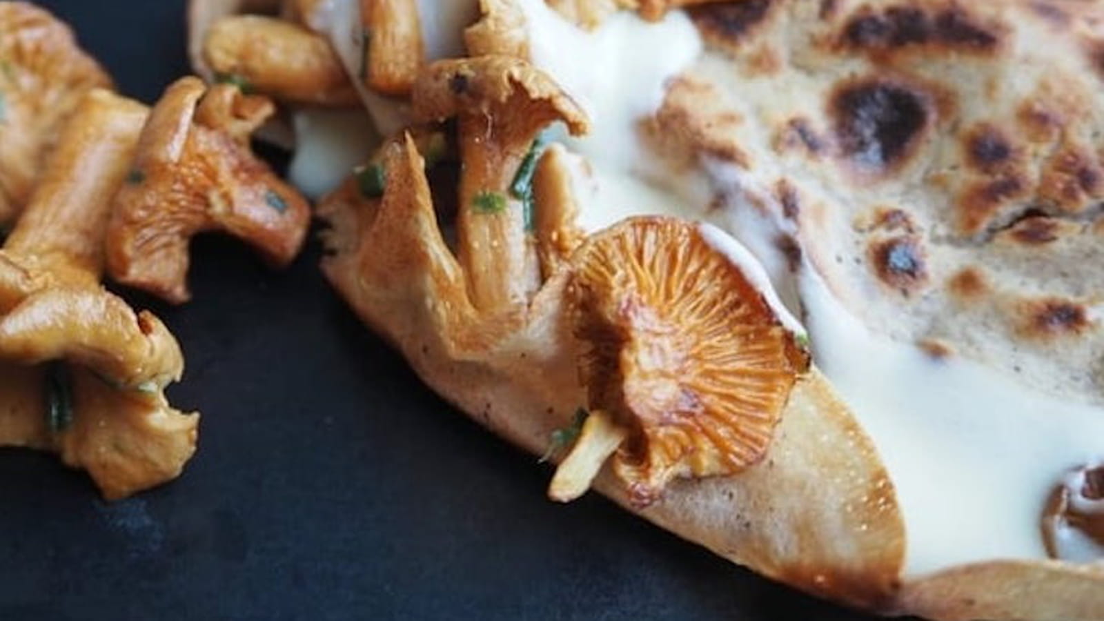 Galettes à la farine de châtaigne, girolles et crème de brebis