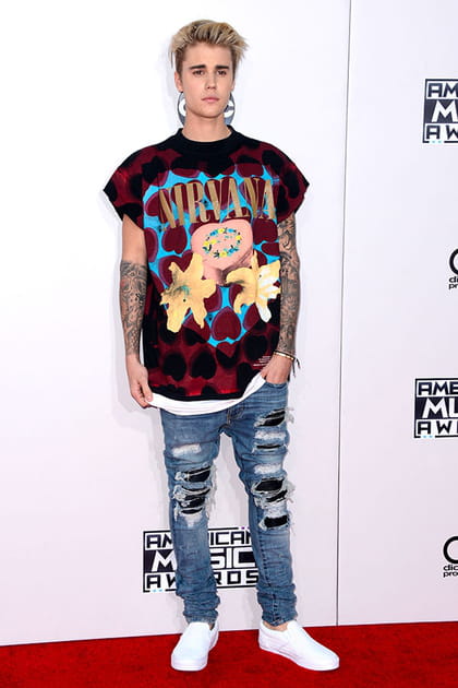 Justin Bieber en T-shirt Nirvana, pantalon déchiré et Vans