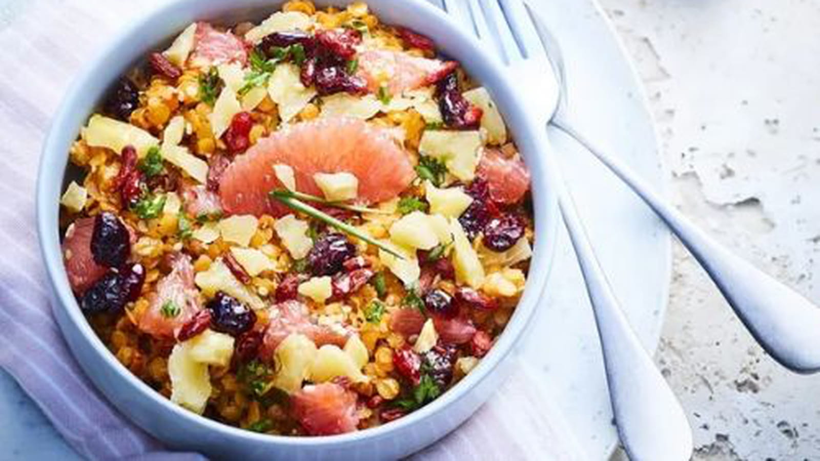 Salade de lentilles corail au pamplemousse et copeaux de Sbrinz AOP