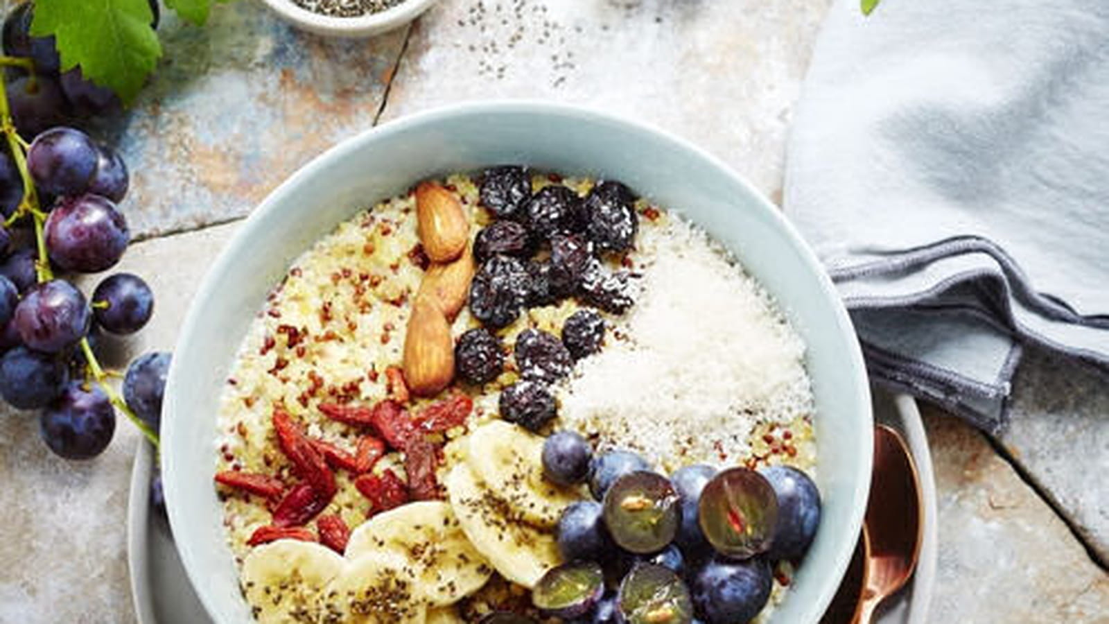 Bowl vitaminé aux raisins, quinoa, banane, baies de goji et lait d'amande