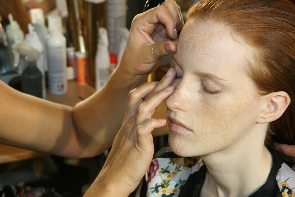 Backstage maquillage d&eacute;fil&eacute; Giambattista Valli&nbsp;: effet glossy