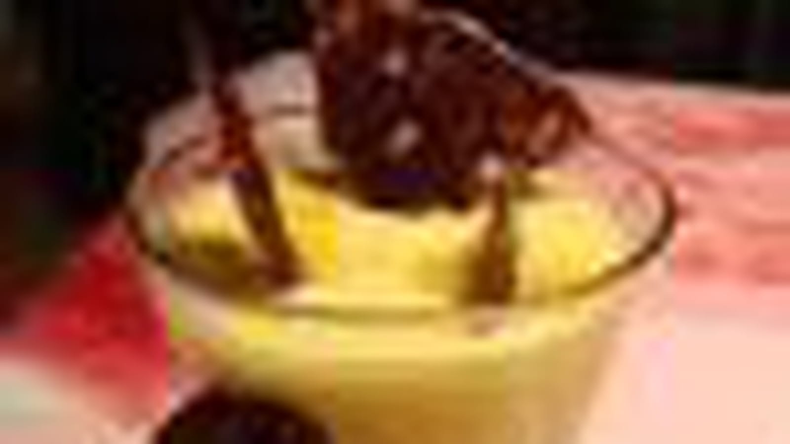 Crème tendre de mangue et tuiles de carambar