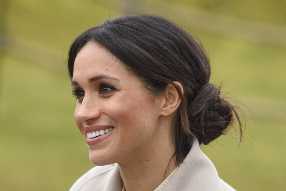 Le chignon bas d&eacute;structur&eacute; de Meghan Markle
