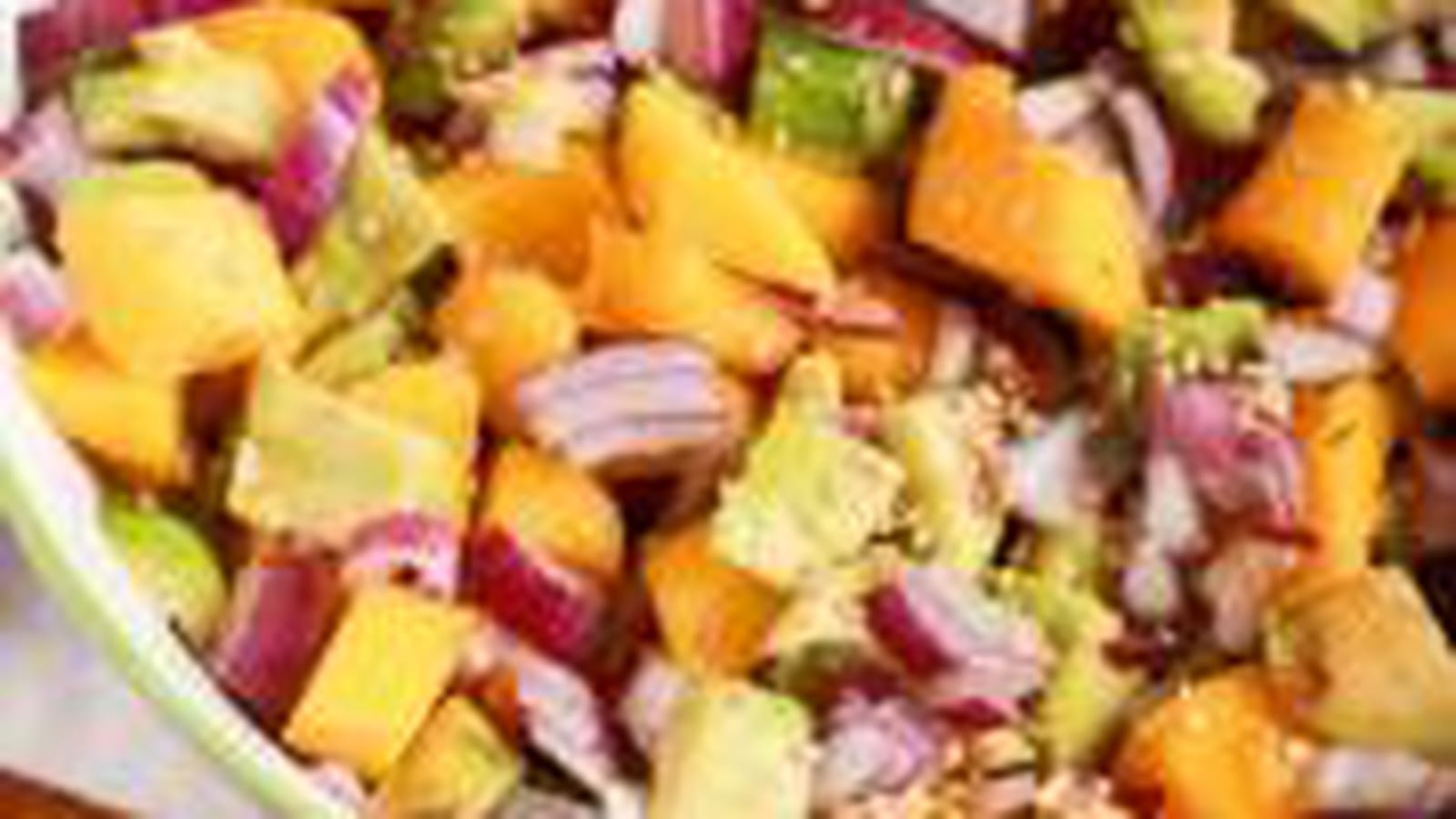 Salade d'avocat à la mangue et oignon rouge