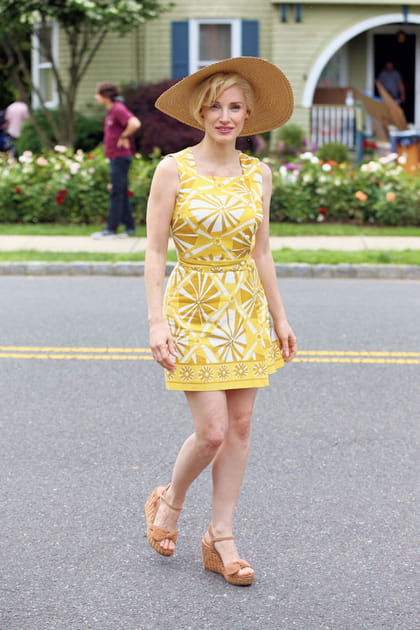 Jessica Chastain en robe jaune courte à fleurs