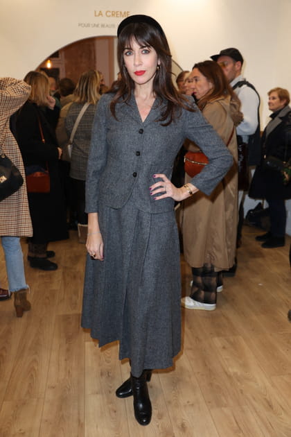 Nolwenn Leroy en ensemble jupe et veste de tailleur grises