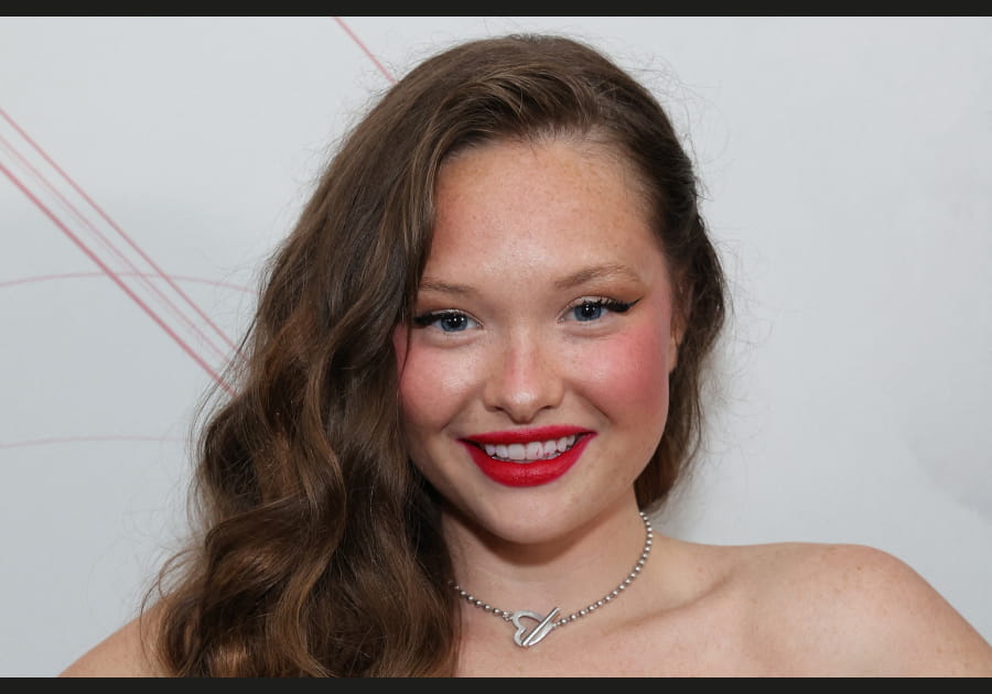 Le rouge &agrave; l&egrave;vres sur les dents de Zoe Colletti