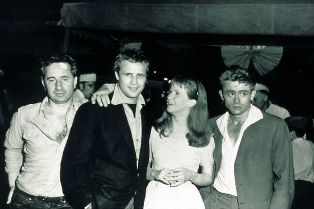 Entouré des stars de son époque