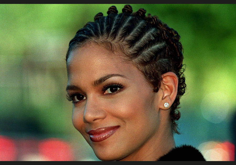Les tresses coll&eacute;es de Halle Berry