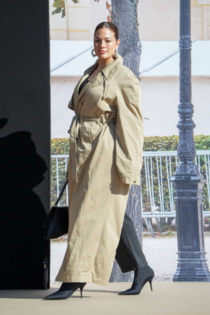 Ashley Graham en trench beige au défilé Balenciaga printemps-été 2024