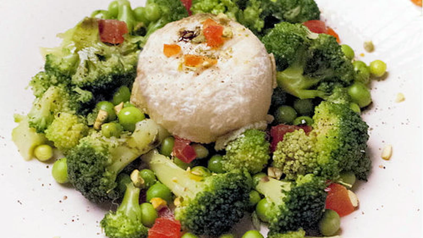 Salade de brocolis, petit pois, papaye confite et crottin de Chavignol