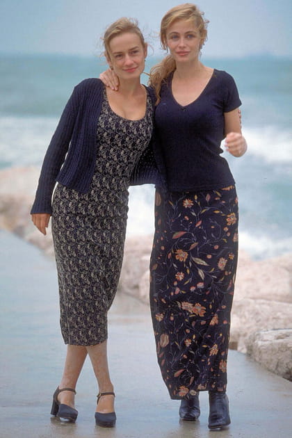 Emmanuelle Béart en T-shirt bleu marine et jupe imprimée