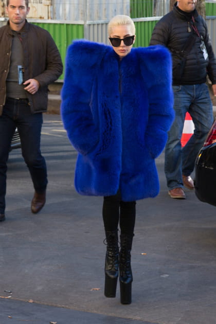 Lady Gaga en manteau bleu électrique en fausse fourrure à larges épaulettes