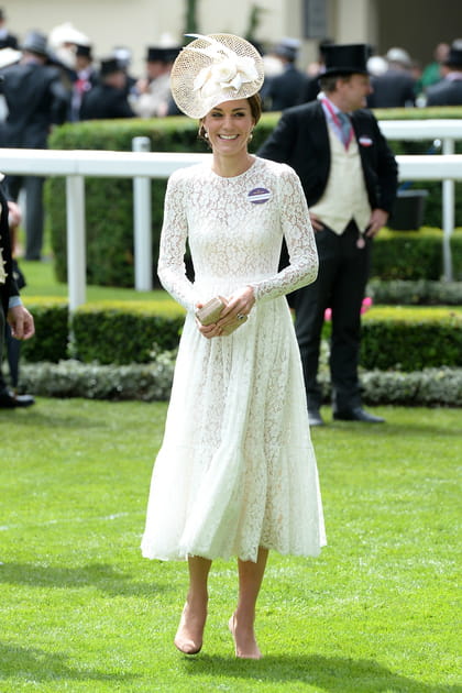 Kate Middleton en robe &eacute;vas&eacute;e blanche en dentelle et bibi assorti
