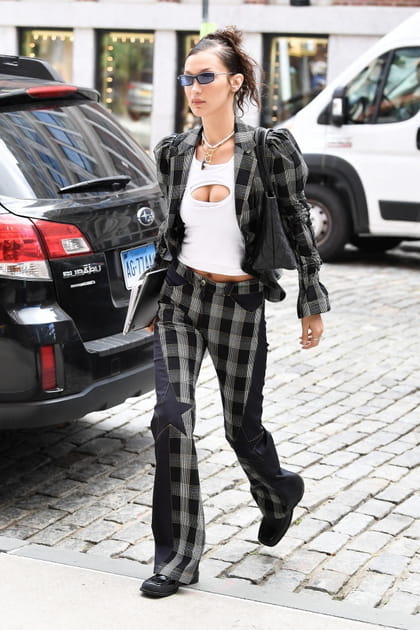Bella Hadid en ensemble à carreaux gris et top cut out