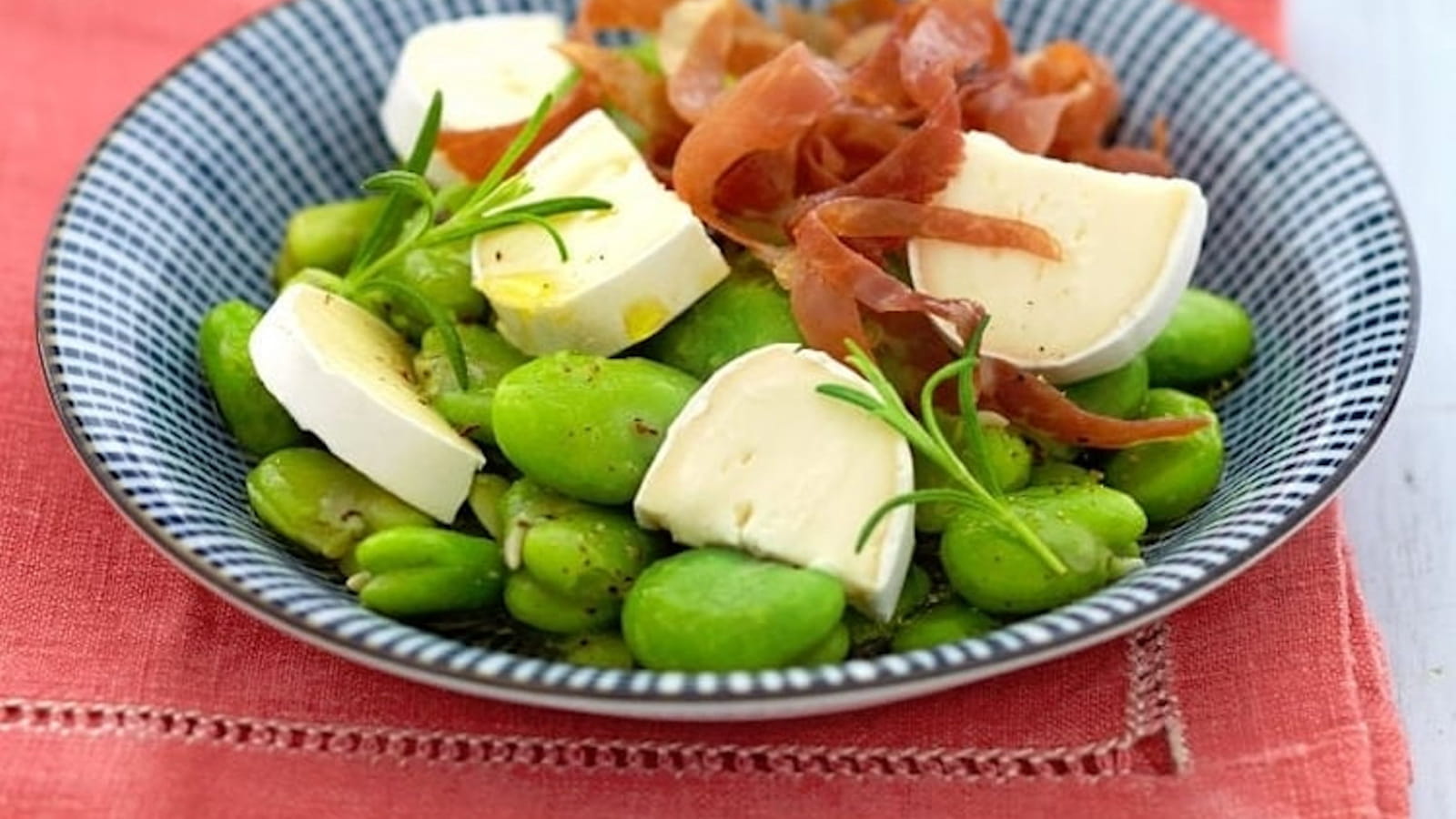 Salade de fèves et émincé de jambon croustillant à à l’En Cas de Caprice