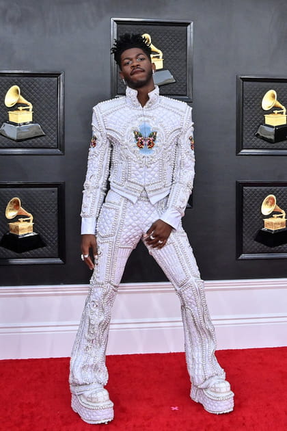 Lil Nas X en ensemble blanc futuriste