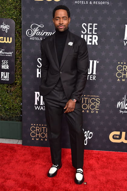 Jay Ellis en costume Louis Vuitton