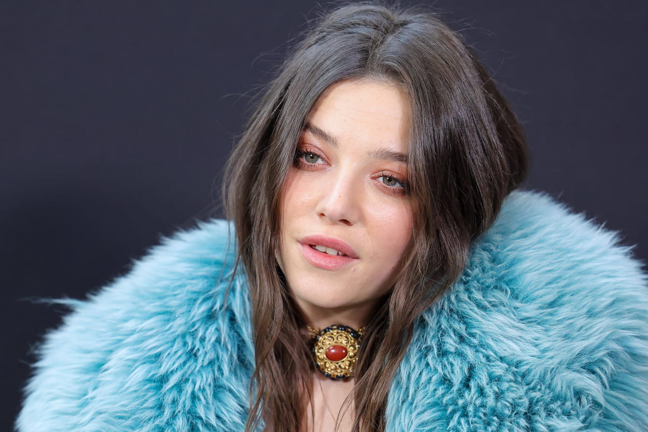 MÃªme Isabelle Adjani reste sans voixÂ : sa niÃ¨ce ZoÃ© reprend ses codes vestimentaires,...