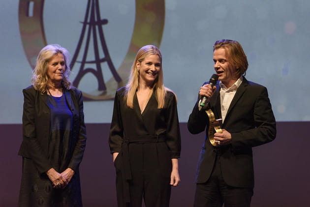 Alex Lutz re&ccedil;oit un troph&eacute;e pour son r&ocirc;le dans Guy