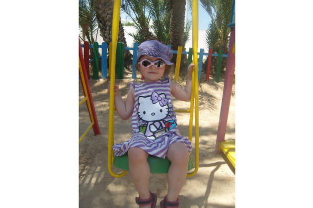 Petit chaton s'amuse à la plage