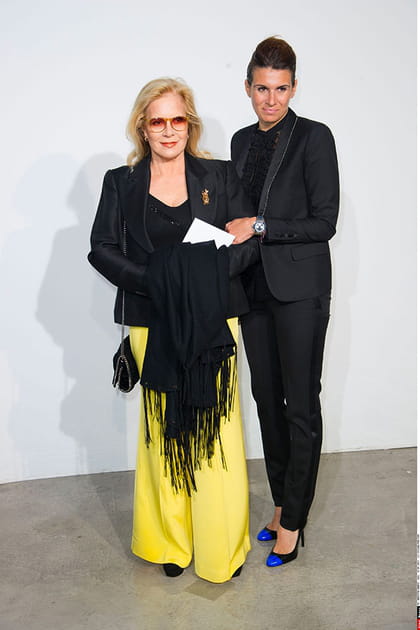 Sylvie Vartan en blazer noir et pantalon jaune poussin