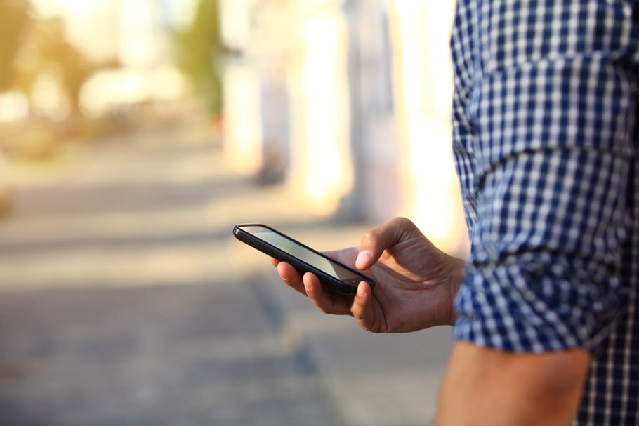 Il est toujours sur Tinder : comment réagir à ses fausses excuses ?