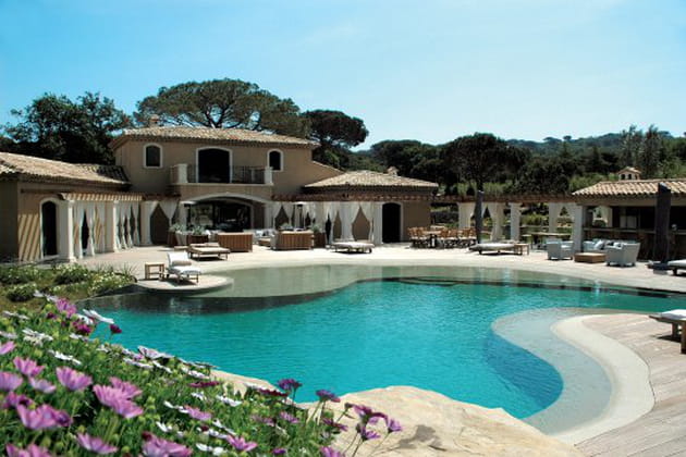 Une piscine avec un espace balnéo