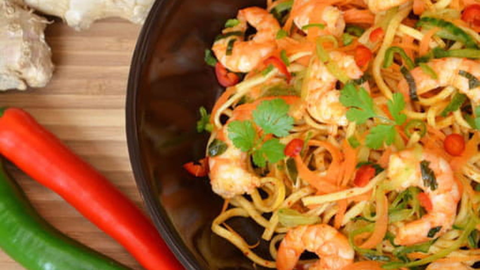 Nouilles chinoises au paprika fumé, crevettes marinées au citron vert