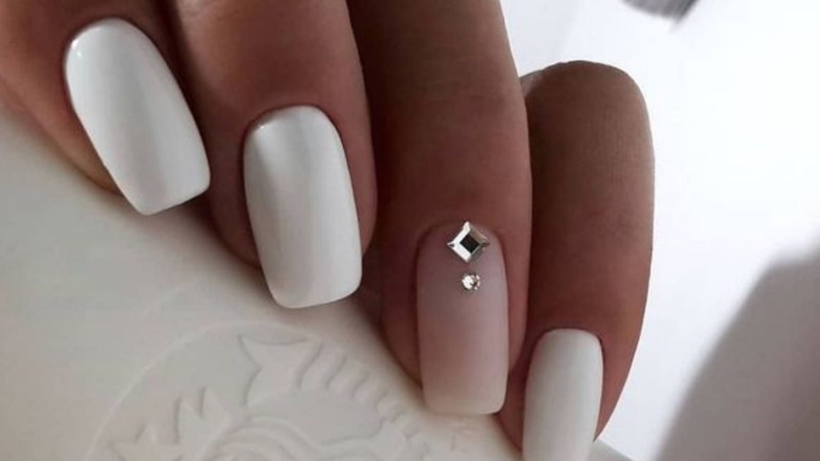 Des ongles blancs avec des strass