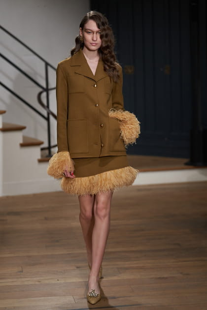 Tailleur jupe pantalon à plumes aperçu sur le défilé Julie de Libran