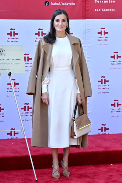 Letizia d'Espagne en trench avec un top et une jupe assortis