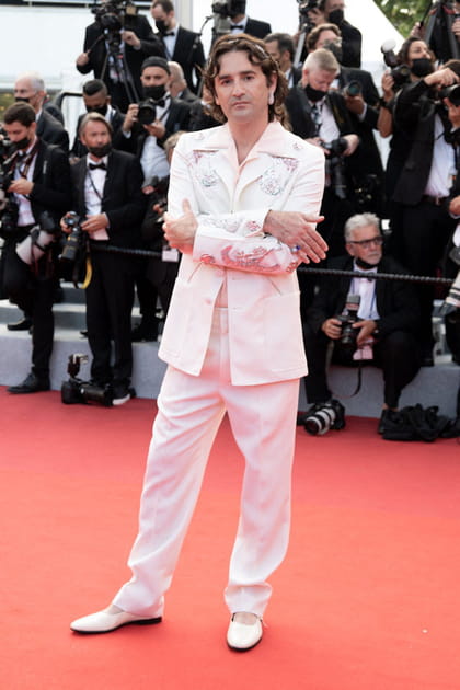 Nicolas Maury en costume blanc